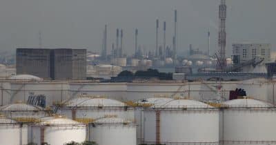 Middlemen offer Iranian oil to Indian refiners after US waiver