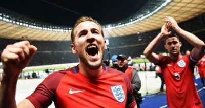 Wayne Rooney urges Harry Kane to join Manchester United over Barcelona