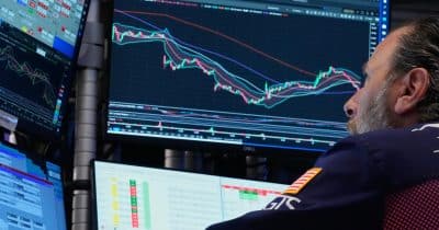 US labor market remains steady as stocks gain in best quarter in six years