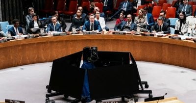 Iran removes critics from key committee amid US negotiation efforts