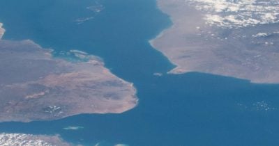 Iran instructs Houthis to close Bab el-Mandeb if US targets power network