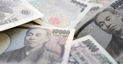 Yen surges 2% against US dollar amid intervention speculation, raising carry trade unwind fears for crypto